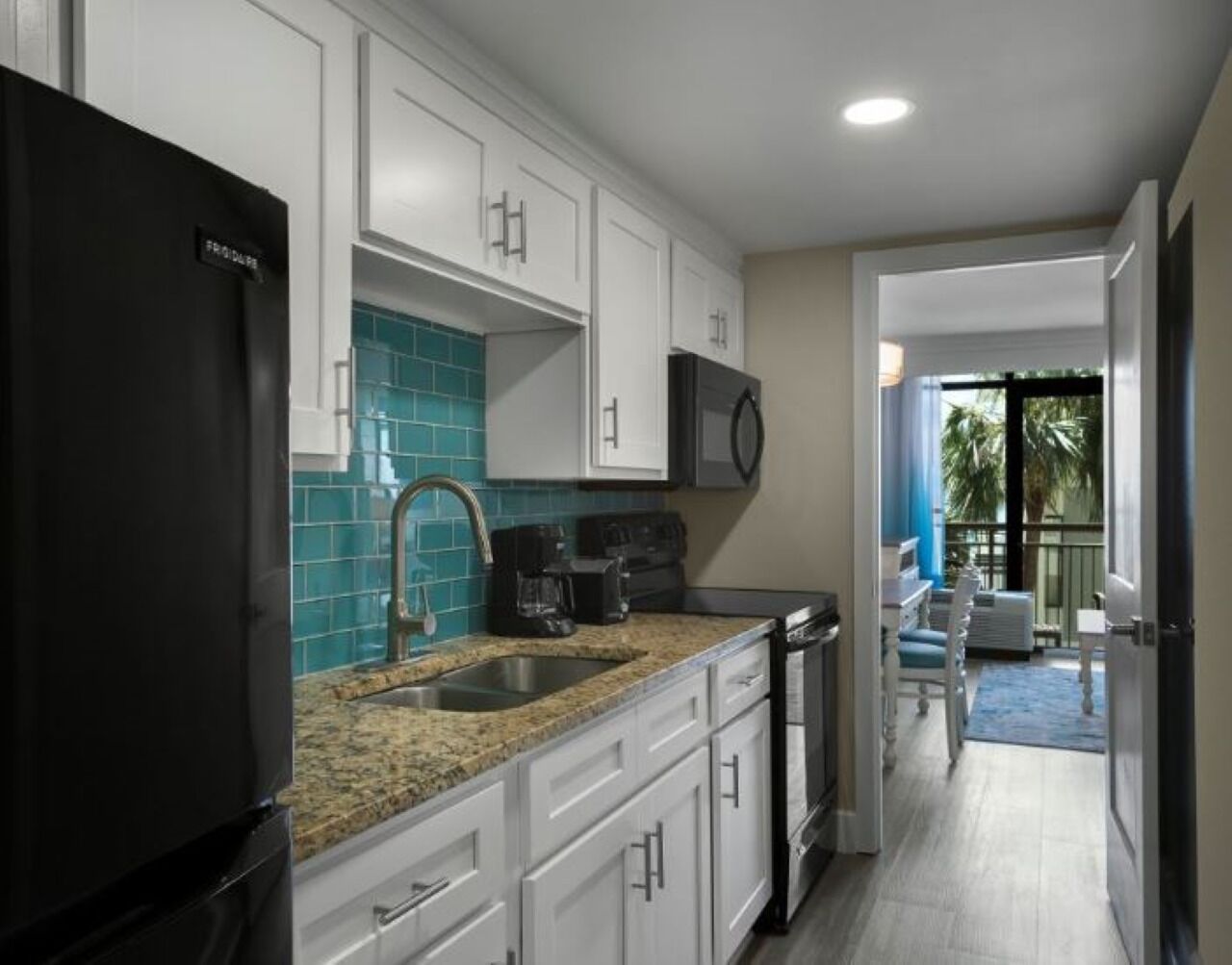 Køleskab, mikrobølgeovn, ovn, kogeplade