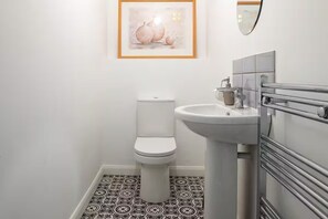 Shower, hair dryer, towels, soap - Spacious and modern family friendly apartment (Abergele)