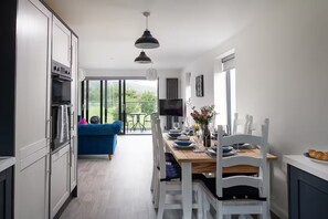 Dining - Spacious and modern family friendly apartment (Abergele)