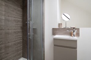 Shower, hair dryer, towels, soap - Spacious and modern family friendly apartment (Abergele)