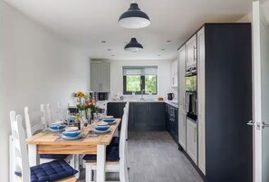 Dining - Spacious and modern family friendly apartment (Abergele)