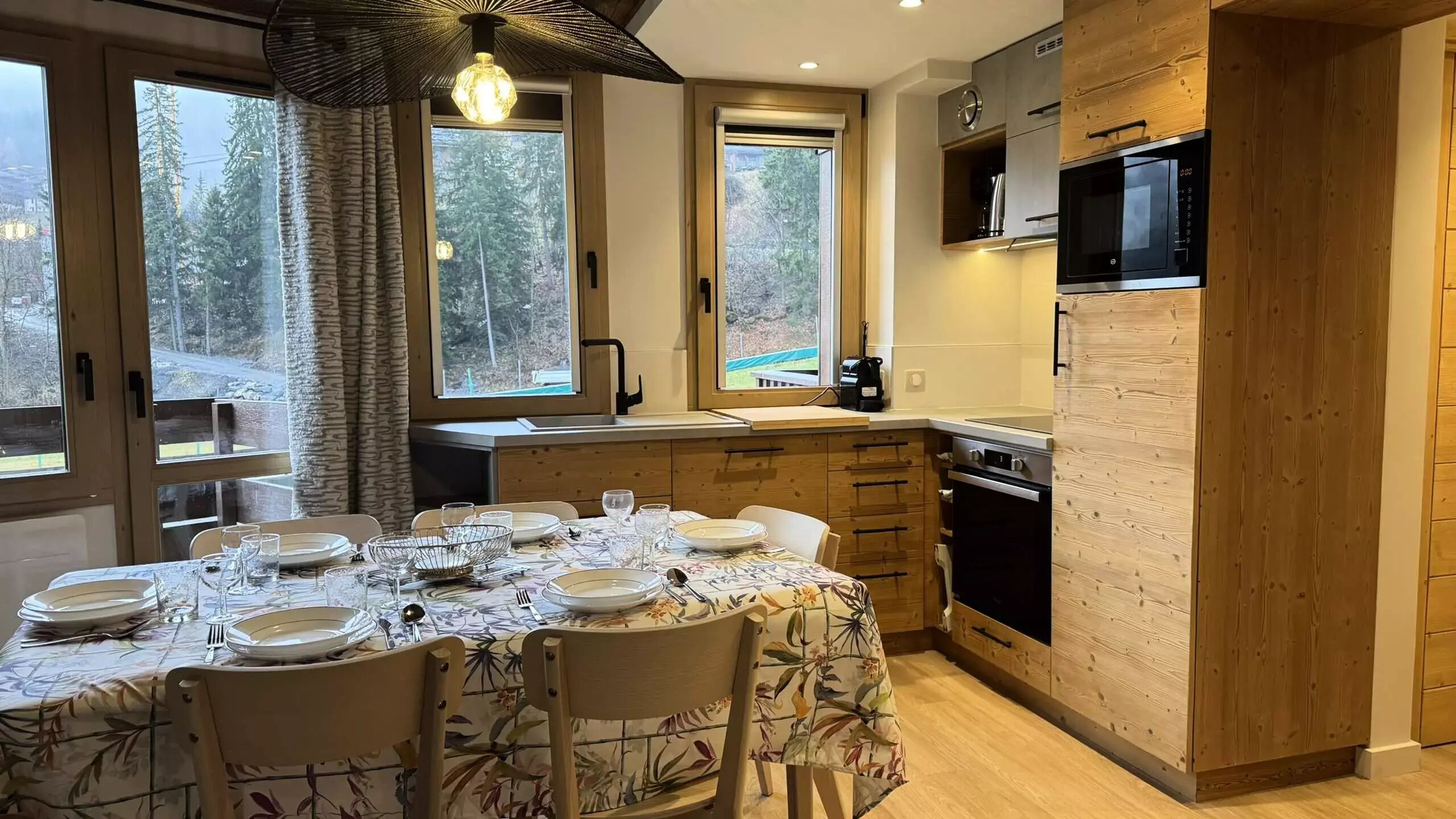 Een microgolfoven, een vaatwasser, kookgerei, borden en bestek