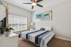 5 slaapkamers, een bureau, een strijkplank/strijkijzer, reisbedje
