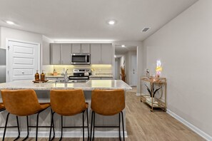 ميكروويف، فرن، موقد طهي مسطح، غسالة أطباق