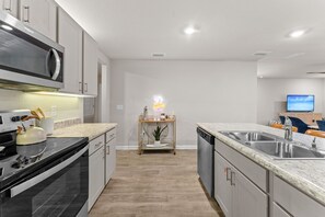 Micro-ondes, four, plaque de cuisson, lave-vaisselle