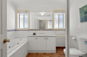 Apartamento | Baño | Bañera, toallas y jabón