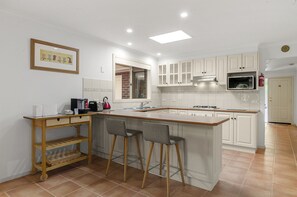 Apartamento | Cozinha privada | Talheres/pratos/utensílios de cozinha