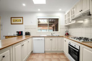 Apartment | Dapur peribadi | Alat memasak/pinggan mangkuk/perkakas dapur 