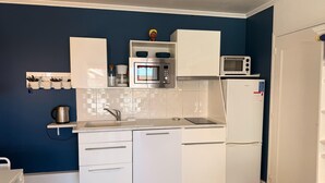 Apartment | Private kitchen - Peaceful La Pinede Apartment for Couple (Antibes)