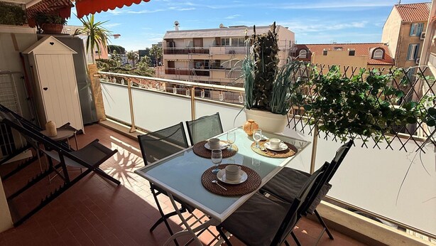 Apartment | Balcony - Peaceful La Pinede Apartment for Couple (Antibes)