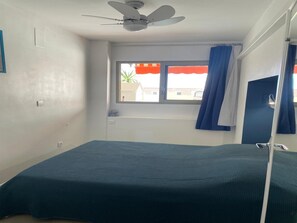 1 habitación y tabla de planchar con plancha 