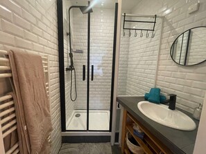 Bathroom - Cozy Apartment Retreat in Le Cannet (Tanneron)