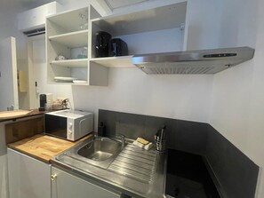 Private kitchen - Cozy Apartment Retreat in Le Cannet (Tanneron)