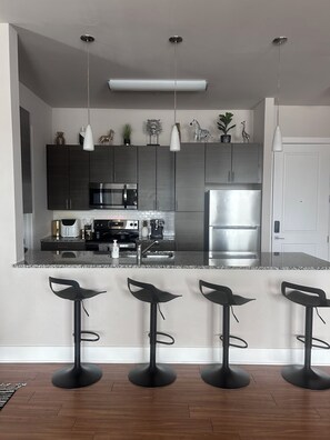 Mikroaaltouuni, uuni, liesi, astianpesukone