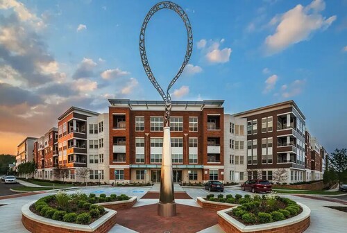 Charming 2-bedroom apartment with 24-HR Amenities in lovely Beachwood!