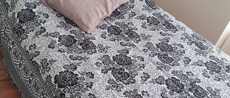 Tabla de planchar con plancha, wifi, ropa de cama