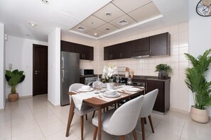 Fridge, oven, stovetop, cookware/dishes/utensils - Elite 1BR at Dubai Marina (Dubai)