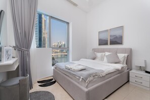Tabla de planchar con plancha, wifi gratis y ropa de cama 