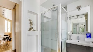 A modern bathroom with a glass shower enclosure, a white sink, and a mirror. - Bright Apartment - 2br/4p - Muette/passy - Trocadero (Paris)