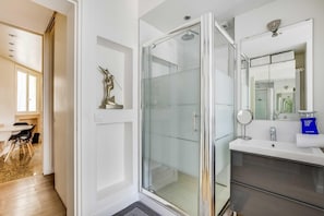 Apartment | Badezimmer | Badewanne, Haartrockner, Handtücher, Shampoo