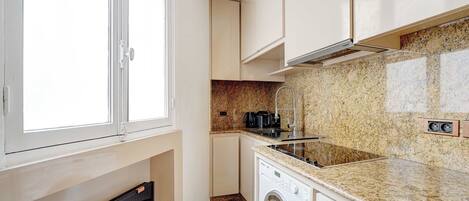 Departamento | Cocina privada | Refrigerador, microondas, horno y parrilla de estufa