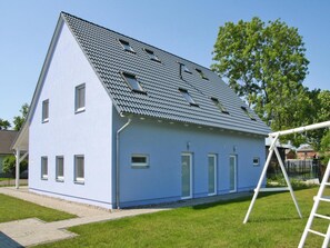 A single-story house with a sloped roof, multiple windows, and a visible front door. - Ferienhaus Hyggelig in Seehausen am Oberuckerse (Oberuckersee)