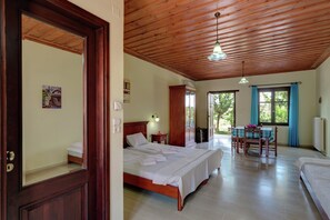 Casa de campo | Tabla de planchar con plancha y ropa de cama 