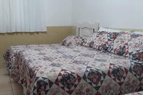 Quarto triplo grand, varanda coberta, vista para a piscina | Escrivaninha, espaço de trabalho para notebook, Wi-Fi de cortesia