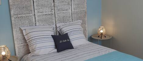 Een strijkplank/strijkijzer, internet, beddengoed