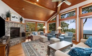 Smart TV, fireplace, books - 6BR: Every Room Has Private Bath + Mountain Views 2 Decks (Wintergreen Resort)