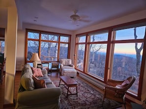 Smart TV, fireplace, books - 6BR: Every Room Has Private Bath + Mountain Views 2 Decks (Wintergreen Resort)