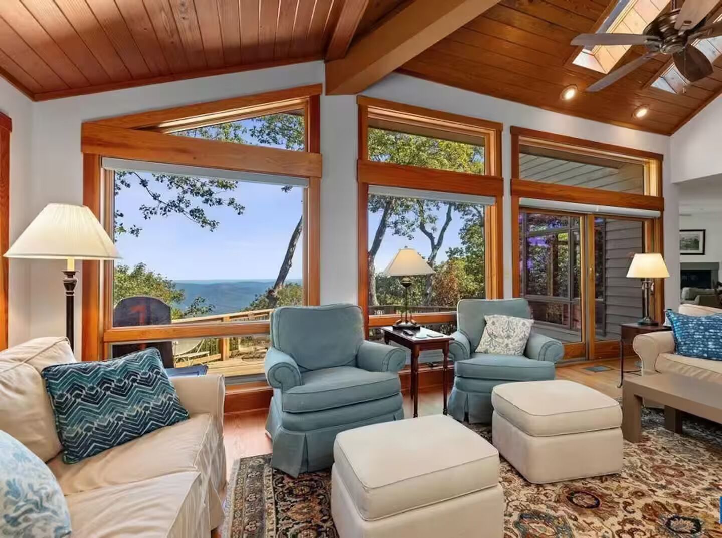 智能电视、壁炉、书