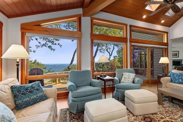 Téléviseur connecté, foyer, livres