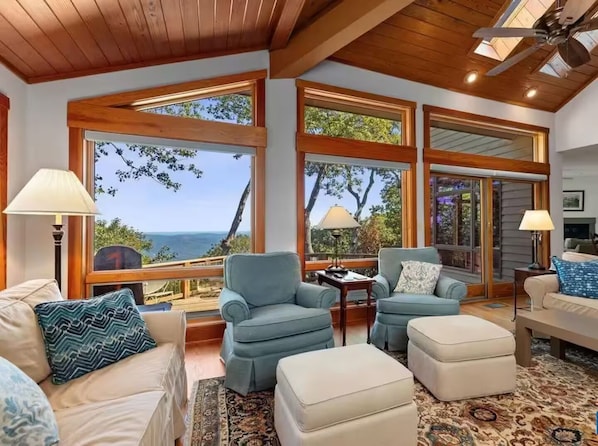 Smart TV, fireplace, books - 6BR: Every Room Has Private Bath + Mountain Views 2 Decks (Wintergreen Resort)