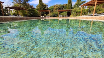 Una piscina al aire libre (de 08:00 a 20:00), sombrillas, tumbonas