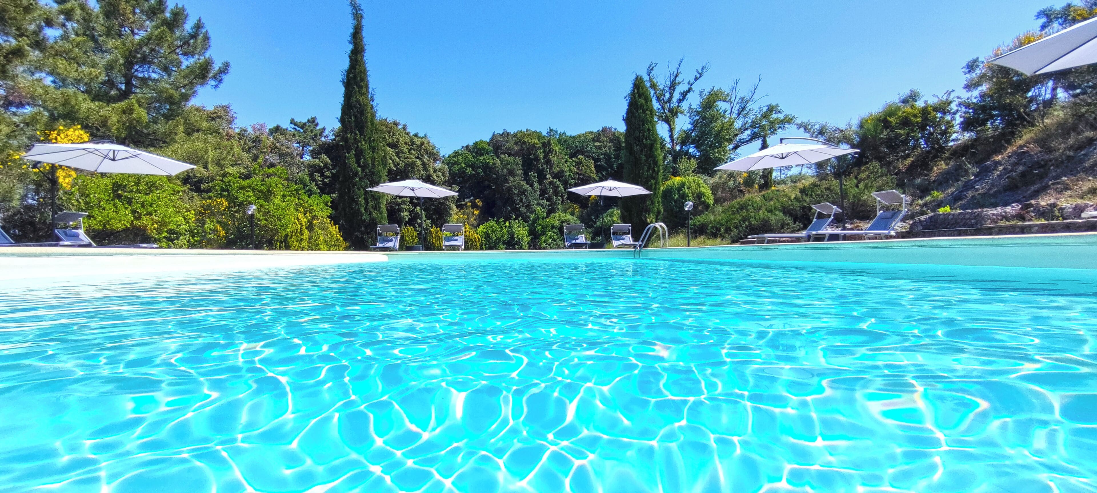 Außenpool, geöffnet von 08:00 Uhr bis 20:00 Uhr, Sonnenschirme