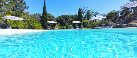 Außenpool, geöffnet von 08:00 Uhr bis 20:00 Uhr, Sonnenschirme