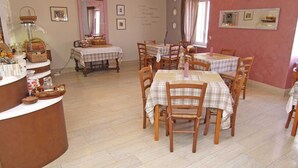 A dining area with wooden tables and chairs, a counter with baskets and kitchenware, and a mirror on the wall. - Pansion Saturn / Pansion Saturn soba 26 -sea view (Veli Lošinj)