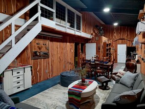 Smart TV, books - Out Back Bunkhouse. Find peace & quiet in the country, 7 miles outside of town. (Bryan)