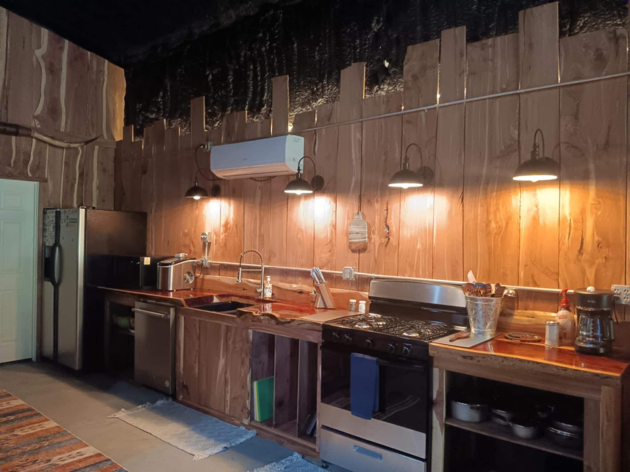 Jääkaappi, mikroaaltouuni, uuni, liesi