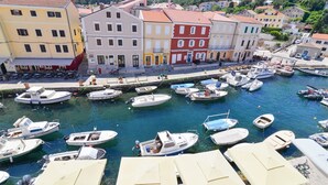 A marina with boats docked, a waterfront promenade, and colorful buildings. - Pansion Saturn / Pansion Saturn soba 16 - seaview (Veli Lošinj)