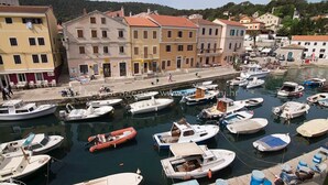 A marina with various boats docked, surrounded by colorful buildings. - Pansion Saturn / Pansion Saturn soba 16 - seaview (Veli Lošinj)