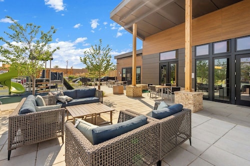 Upscale/Modern townhome/Newly built/ metro walkable