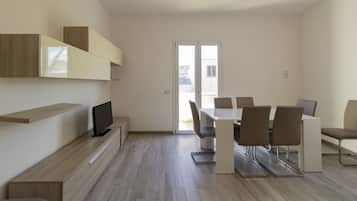 Apartment, Balkon, Meerblick | Wohnbereich