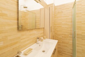Apartment, Balcony, Sea View | Bathroom | Shower, toilet paper - Madreperla Flat  (San Foca)