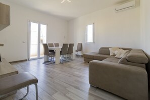 Apartamento, balcón, vistas al mar | Zona de estar