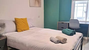 Basic Apartment | Meja, ruang kerja komputer riba, seterika/papan seterika, Wi-fi percuma