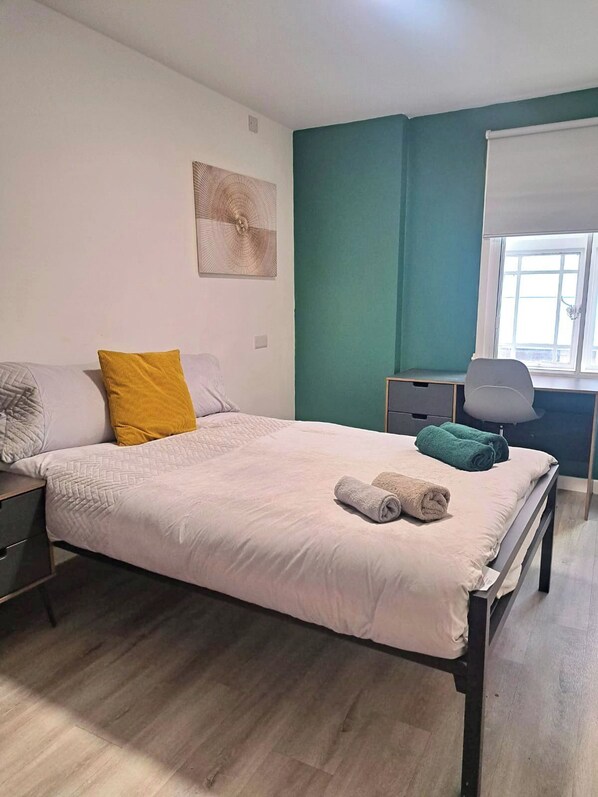 Basic Apartment | Meja, ruang kerja komputer riba, seterika/papan seterika, Wi-fi percuma 