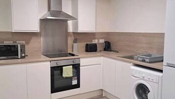 Basic Apartment | Dapur peribadi | Peti sejuk/penyejuk beku saiz penuh, ketuhar gelombang mikro, ketuhar