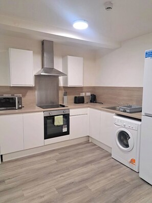 Basic Apartment | Dapur peribadi | Peti sejuk/penyejuk beku saiz penuh, ketuhar gelombang mikro, ketuhar 